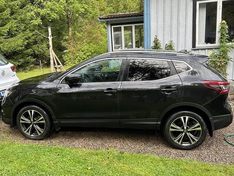 Svart Begagnad 2018 Nissan Qashqai SUV | 149 000 kr (Marknadspris) - Bild 1/4