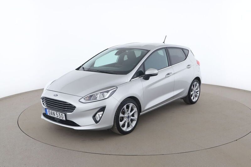 Grå Begagnad 2017 Ford Fiesta Titanium Halvkombi | 110 000 kr (Marknadspris) - Bild 1/4