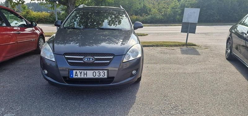Grå Begagnad 2008 Kia Ceed Kombi | 25 000 kr (Marknadspris) - Bild 1/4