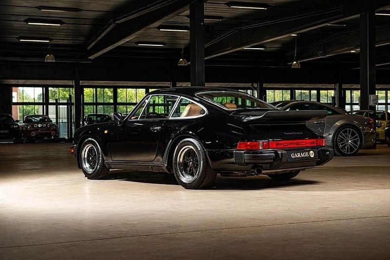 Begagnad Porsche 911 Carrera 245 HK (180 kW) 1976 Svart Sportkupé