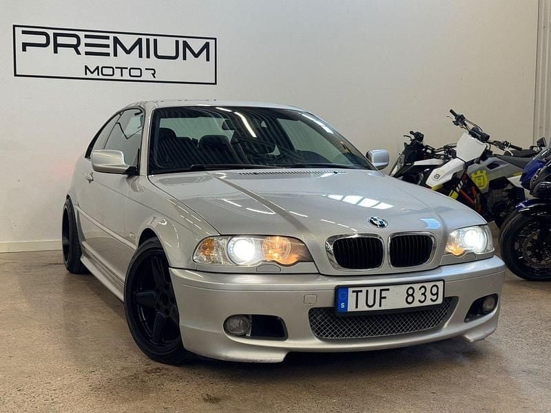 Ljusgrå Begagnad 2002 BMW 320 M Sport Sportkupé | 64 900 kr (Lite dyr) - Bild 1/4