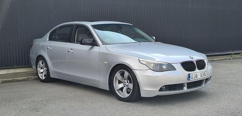 Ljusgrå (grå) Begagnad 2004 BMW 530 Sedan | 49 900 kr (Bra pris) - Bild 1/4