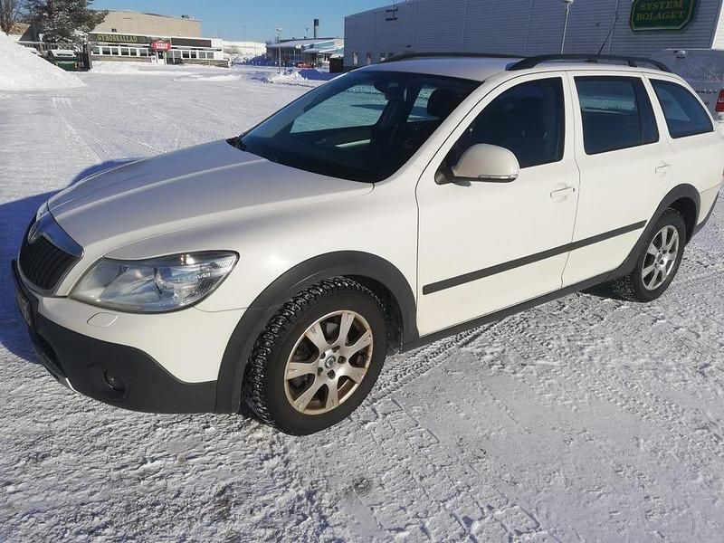 Begagnad Skoda Octavia Scout 140 HK (102 kW) 2013 Kombi