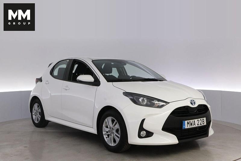 Vit Begagnad 2023 Toyota Yaris Hybrid Active Halvkombi | 229 900 kr (Marknadspris) - Bild 1/4