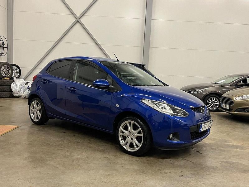 Blå Begagnad 2009 Mazda 2 Halvkombi | 54 900 kr (Lite dyr) - Bild 1/4