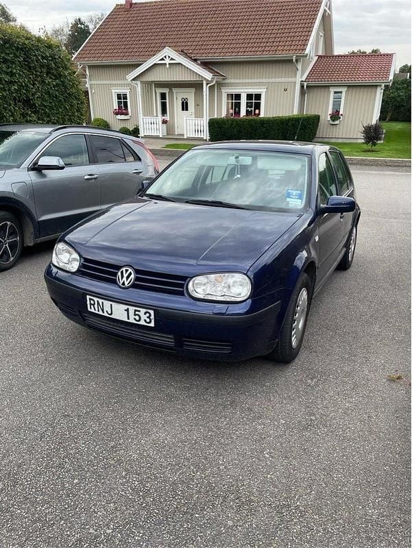 Blå Begagnad 2000 VW Golf IV Halvkombi | 49 000 kr (Dyr) - Bild 1/4