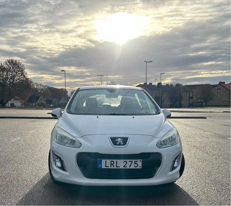 Vit Begagnad 2011 Peugeot 308 Halvkombi | 45 000 kr (Marknadspris) - Bild 1/4
