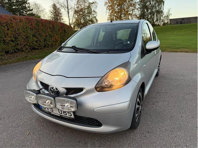 Silver Begagnad 2008 Toyota Aygo Halvkombi | 25 000 kr (Bra pris) - Bild 1/4