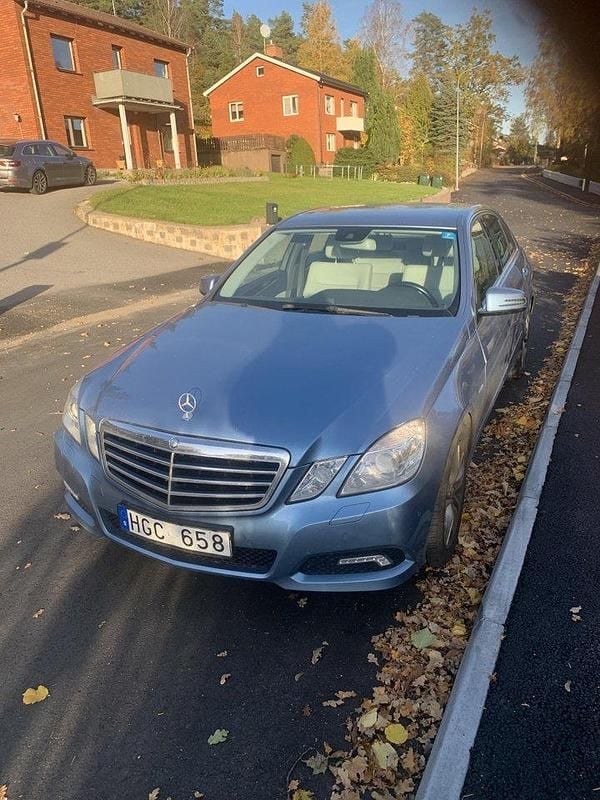Blå Begagnad 2010 Mercedes E250 Avantgarde Sedan | 70 000 kr (Superpris) - Bild 1/4