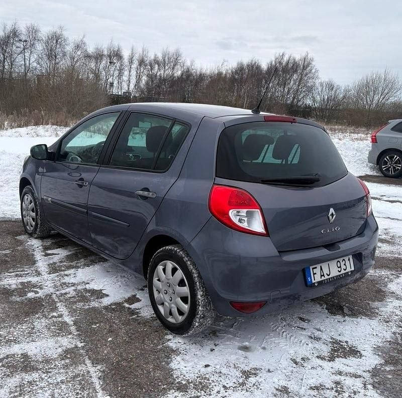 Begagnad Renault Clio II 75 HK (55 kW) 2010 Halvkombi