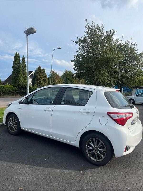 Vit Begagnad 2017 Toyota Yaris Hybrid Active Halvkombi | 122 000 kr (Marknadspris) - Bild 1/4