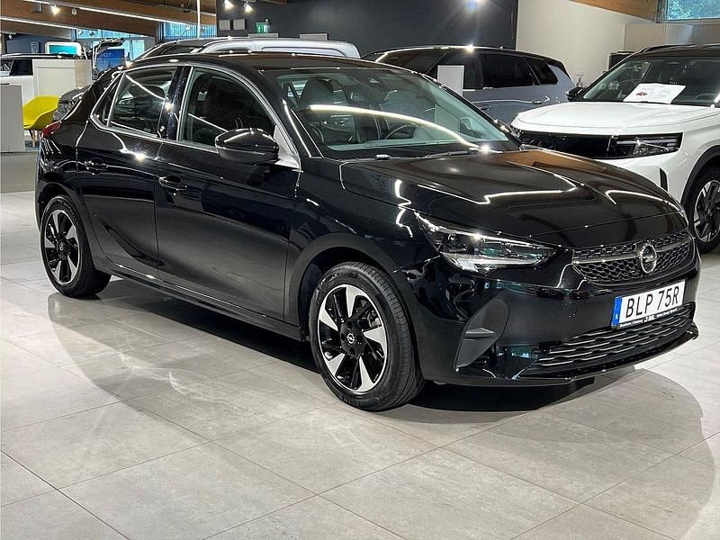 Svart Begagnad 2022 Opel Corsa-e Halvkombi | 194 900 kr (Marknadspris) - Bild 1/4