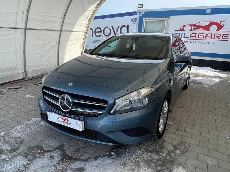 Begagnad Mercedes A180 Style 109 HK (80 kW) 2013 Ljusblå Halvkombi