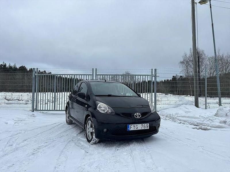 Svart Begagnad 2007 Toyota Aygo Halvkombi | 37 800 kr (Marknadspris) - Bild 1/4