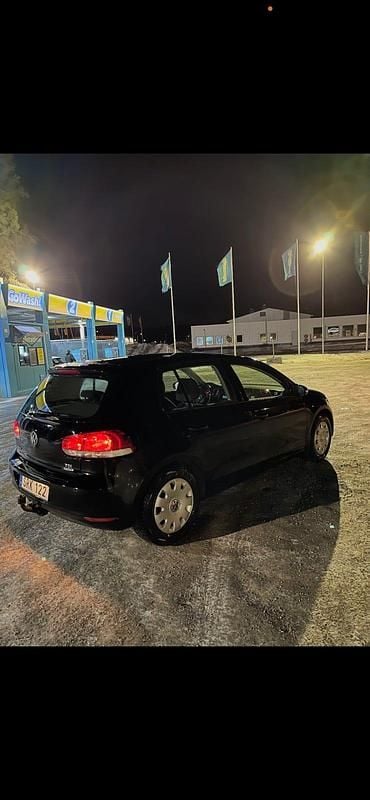 Svart Begagnad 2012 VW Golf VII Halvkombi | 49 000 kr (Superpris) - Bild 1/4