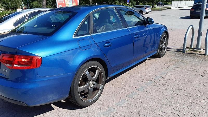 Blå Begagnad 2009 Audi A4 Sedan | 80 000 kr (Marknadspris) - Bild 1/4