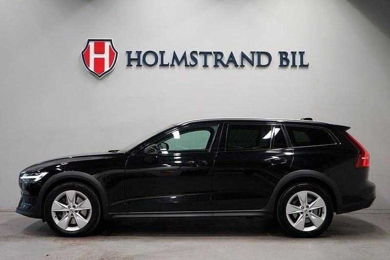 Svart Begagnad 2023 Volvo V60 CC Core Kombi | 329 900 kr (Bra pris) - Bild 1/4
