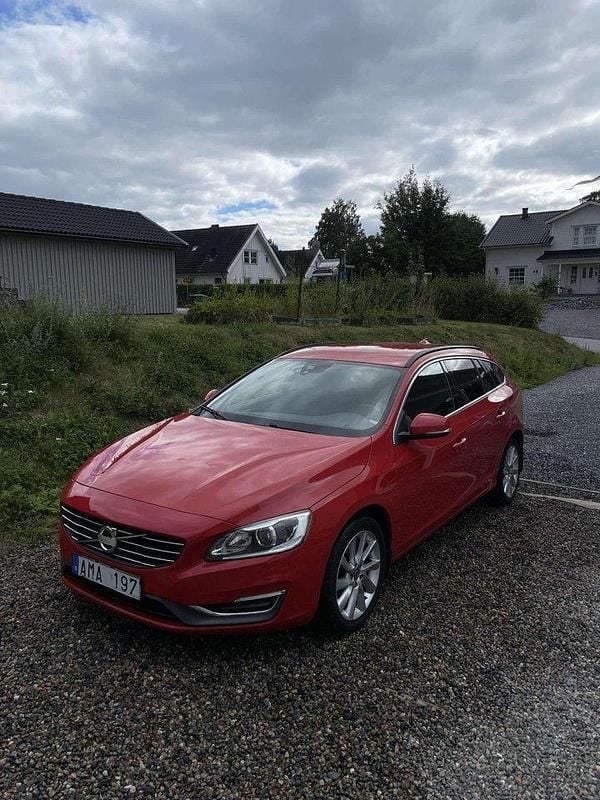 Röd Begagnad 2014 Volvo V60 Momentum Kombi | 147 000 kr (Marknadspris) - Bild 1/4