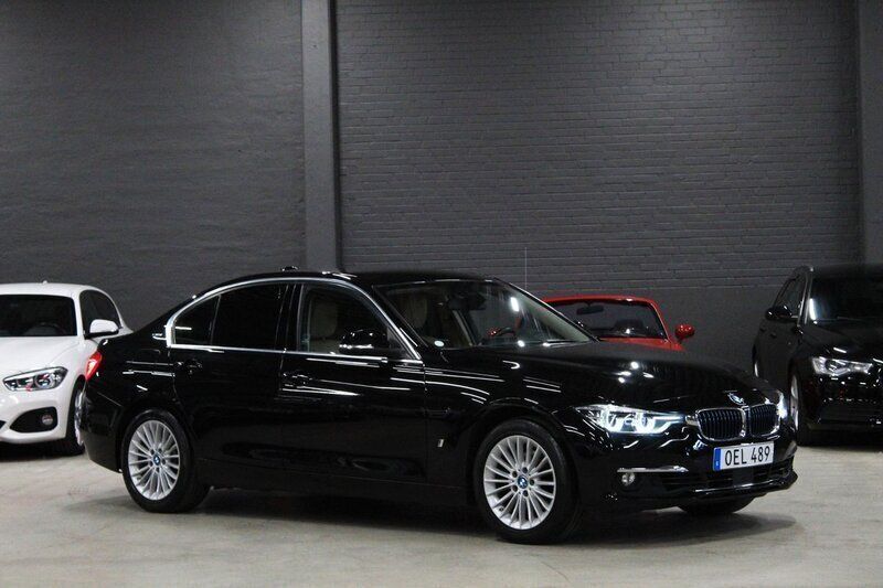 Svart Begagnad 2017 BMW 330e Luxury Line Sedan | 189 900 kr (Marknadspris) - Bild 1/4