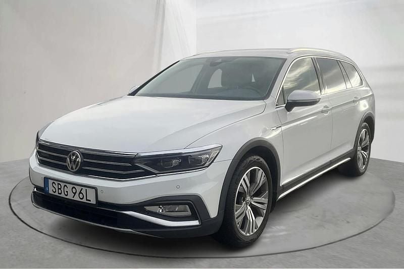 Vit Begagnad 2020 VW Passat Alltrack Kombi | 284 900 kr (Marknadspris) - Bild 1/4