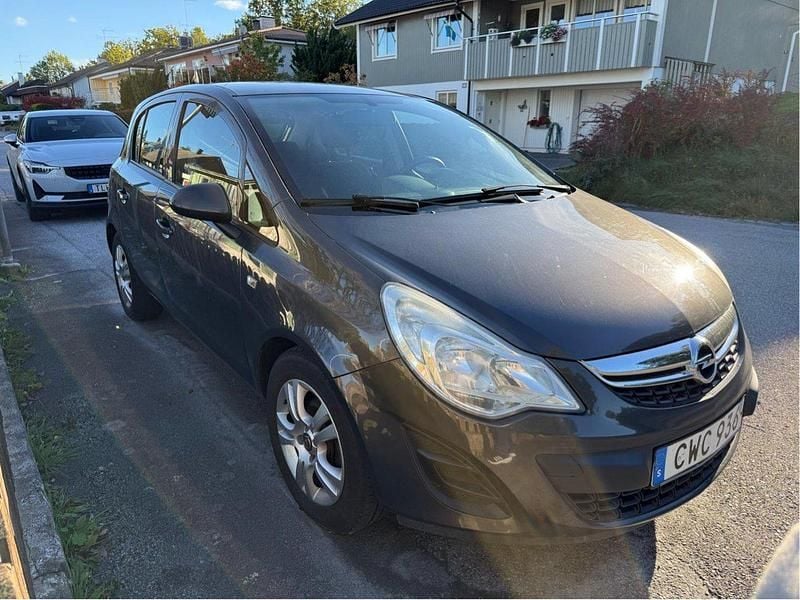 Grå Begagnad 2013 Opel Corsa Enjoy Halvkombi | 45 000 kr (Marknadspris) - Bild 1/4