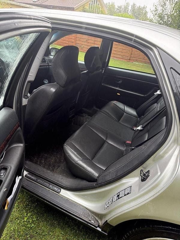 Grå Begagnad 2002 Volvo S80 Sedan | 25 000 kr (Lite dyr) - Bild 1/2