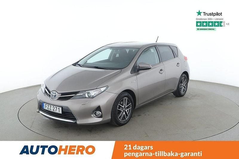 Brun Begagnad 2015 Toyota Auris Hybrid Active Halvkombi | 143 000 kr (Marknadspris) - Bild 1/4