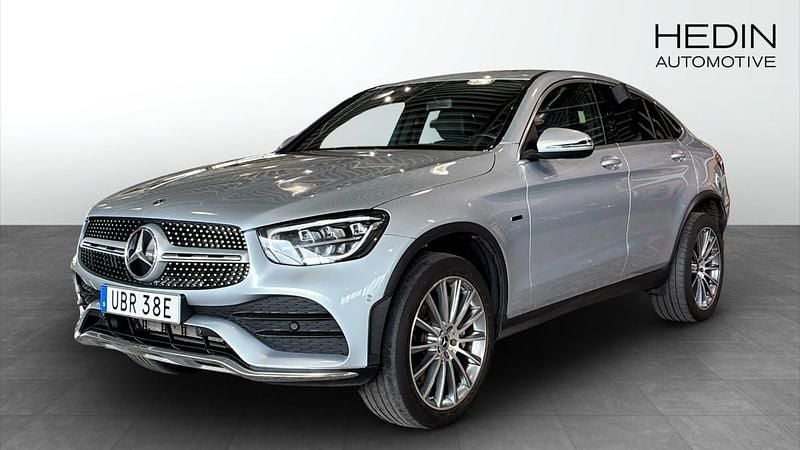 Silver Begagnad 2021 Mercedes GLC300e AMG line Sportkupé | 484 900 kr (Superpris) - Bild 1/4
