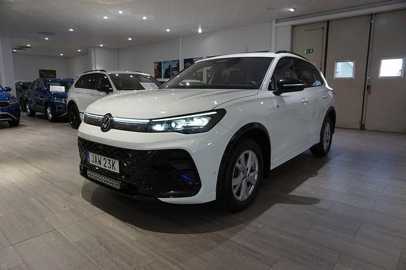 Vit Begagnad 2024 VW Tiguan R-line SUV | 469 000 kr (Dyr) - Bild 1/4