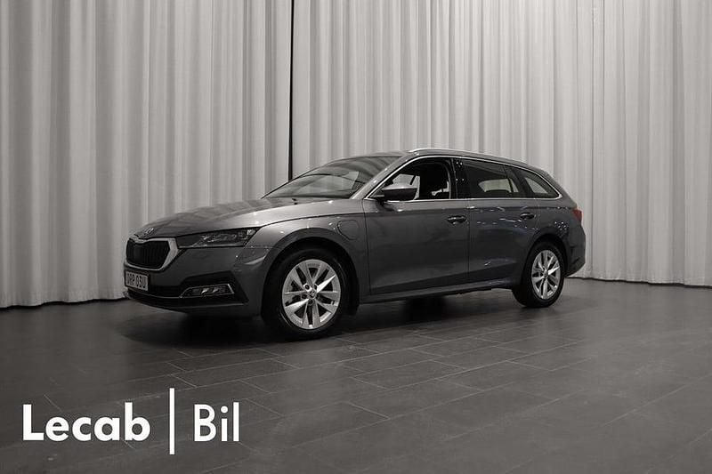 Graphite grey metallic Begagnad 2024 Skoda Octavia Kombi | 314 500 kr (Marknadspris) - Bild 1/4