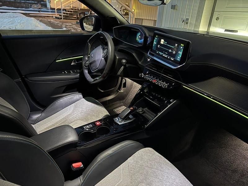 Begagnad Peugeot e-2008 GT 100 kW (136 HK) 2021 Pärlemor SUV