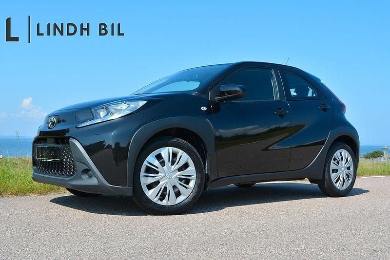 Svart (metallic – night sky black) Begagnad 2023 Toyota Aygo X-play Halvkombi | 164 900 kr (Marknadspris) - Bild 1/4