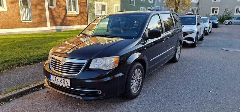 Svart Begagnad 2012 Lancia Voyager Minibuss | 45 000 kr (Marknadspris) - Bild 1/4