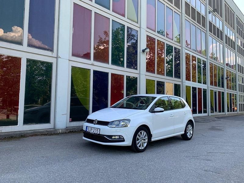 Vit Begagnad 2016 VW Polo Halvkombi | 144 900 kr (Marknadspris) - Bild 1/4