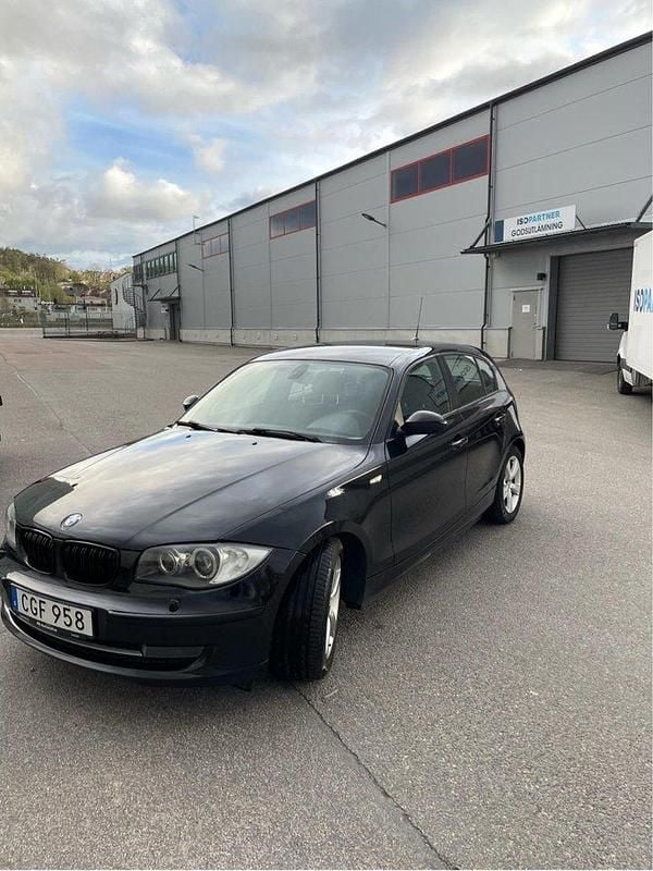 Svart Begagnad 2008 BMW 118 Advantage Halvkombi | 45 000 kr (Marknadspris) - Bild 1/4