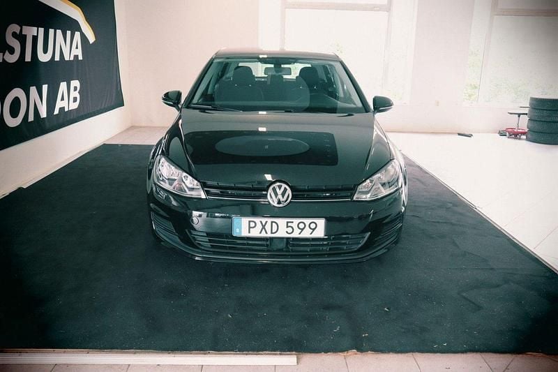 Svart Begagnad 2015 VW Golf VII Halvkombi | 149 900 kr (Lite dyr) - Bild 1/4