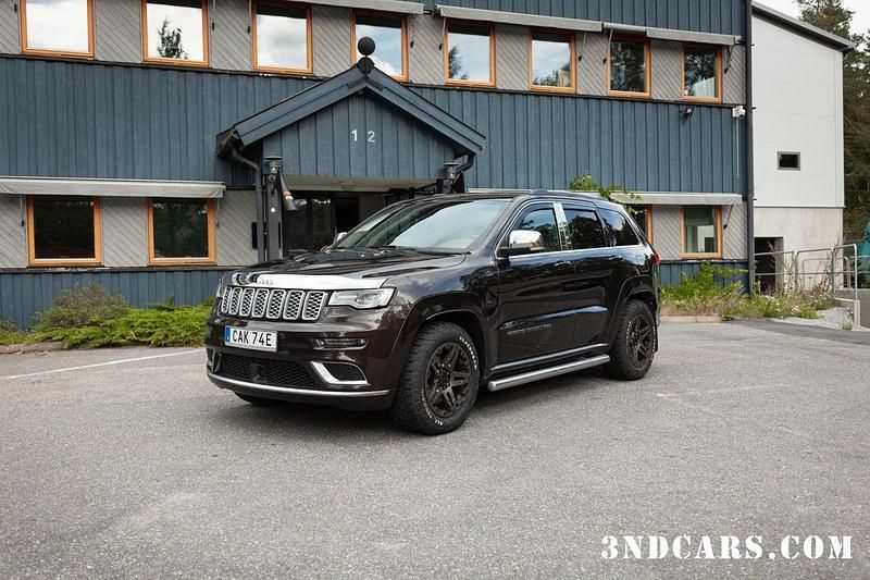 Mörkbrun Begagnad 2017 Jeep Grand Cherokee Summit SUV | 299 899 kr - Bild 1/4