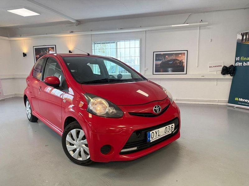 Röd Begagnad 2013 Toyota Aygo Halvkombi | 29 900 kr (Bra pris) - Bild 1/4
