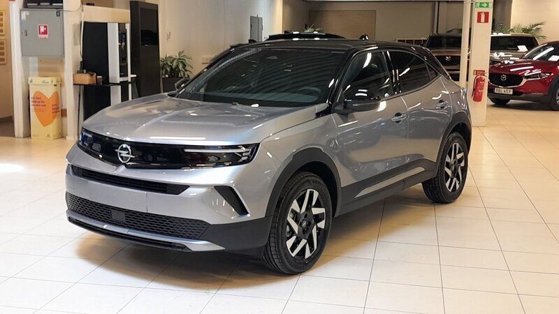 Grå Ny 2025 Opel Mokka SUV | 306 800 kr (Marknadspris) - Bild 1/4