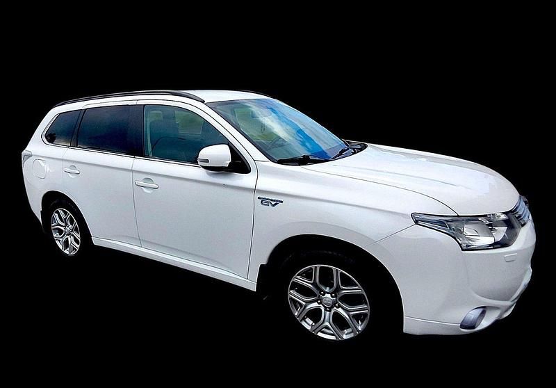 Vit Begagnad 2014 Mitsubishi Outlander P-HEV SUV | 124 000 kr (Marknadspris) - Bild 1/4