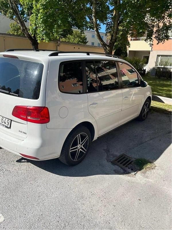 Vit Begagnad 2013 VW Touran Minibuss | 50 000 kr (Marknadspris) - Bild 1/4