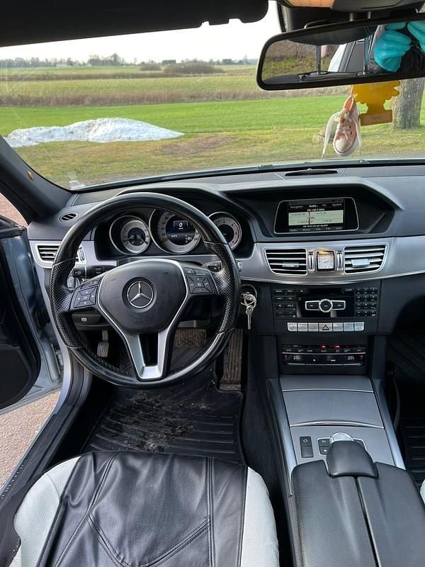 Silver Begagnad 2014 Mercedes E220 Kombi | 100 000 kr (Marknadspris) - Bild 1/4