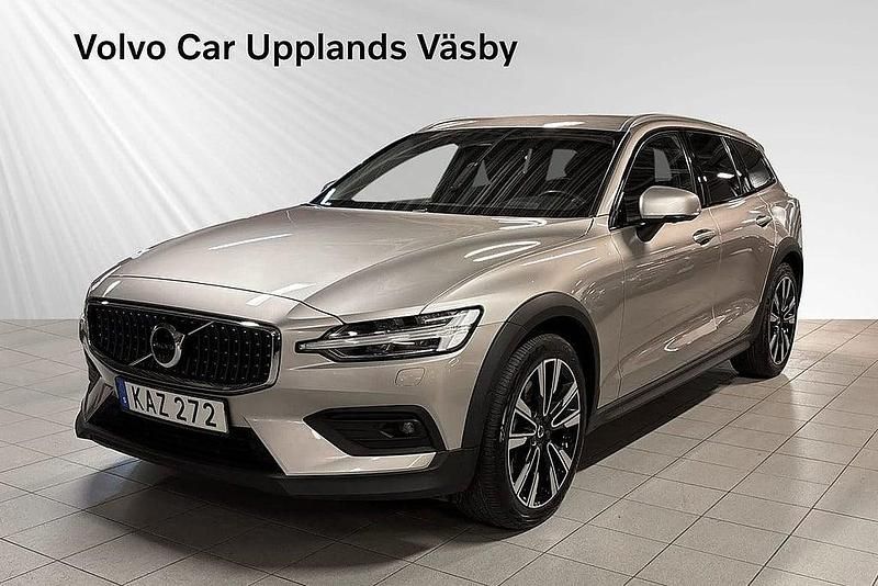 Grå Begagnad 2023 Volvo V60 CC Plus Kombi | 379 900 kr (Marknadspris) - Bild 1/4