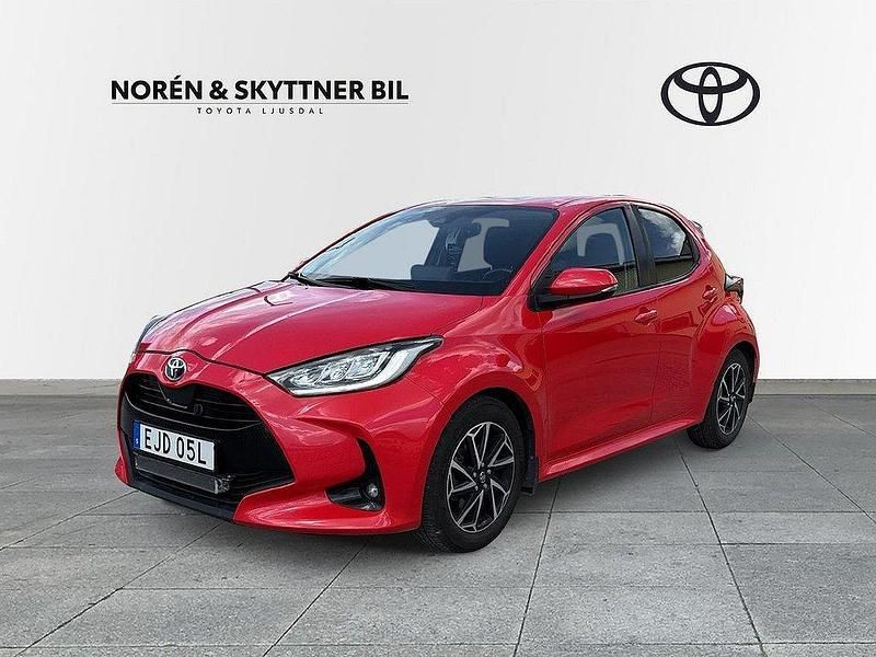 Röd Begagnad 2021 Toyota Yaris Hybrid Active Halvkombi | 179 000 kr (Lite dyr) - Bild 1/3