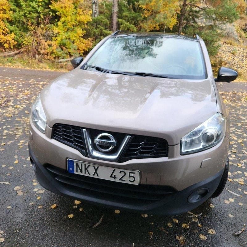 Brun Begagnad 2013 Nissan Qashqai SUV | 112 000 kr (Lite dyr) - Bild 1/4