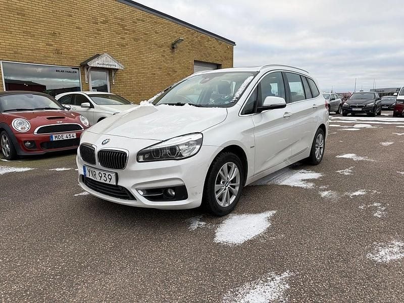 Vit Begagnad 2017 BMW 218 Gran Tourer Luxury Line Minibuss | 209 500 kr - Bild 1/4
