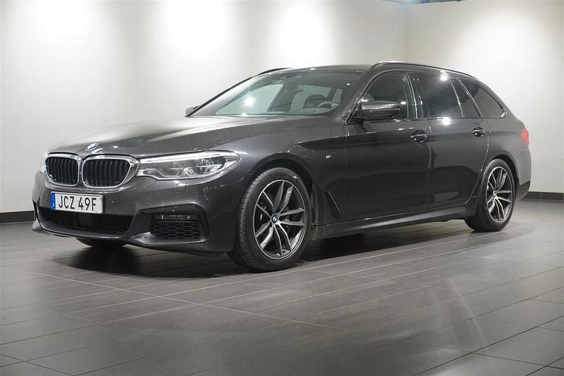 Grå Begagnad 2019 BMW 520 M Sport Kombi | 299 800 kr (Lite dyr) - Bild 1/2