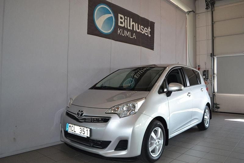 Silver Begagnad 2012 Toyota Verso-S Minibuss | 99 000 kr (Lite dyr) - Bild 1/4