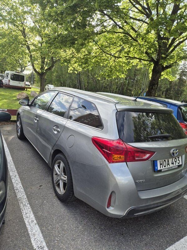 Grå Begagnad 2014 Toyota Auris Touring Sports Edition Kombi | 129 000 kr (Marknadspris) - Bild 1/4