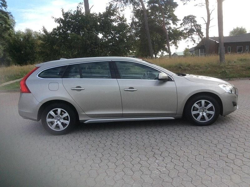 Brun Begagnad 2013 Volvo V60 Summum Kombi | 85 000 kr (Superpris) - Bild 1/4